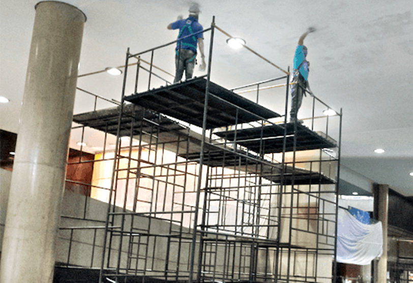 Profissionais de Construção e a Relevância da Compra de Andaimes